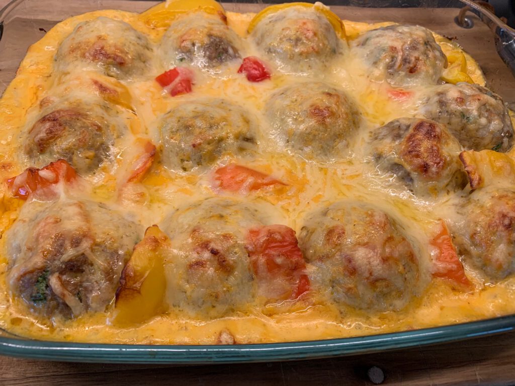 Gemüse-Fleisch-Bällchen in Paprika-Käse-Béchamelsauce – SoiNea