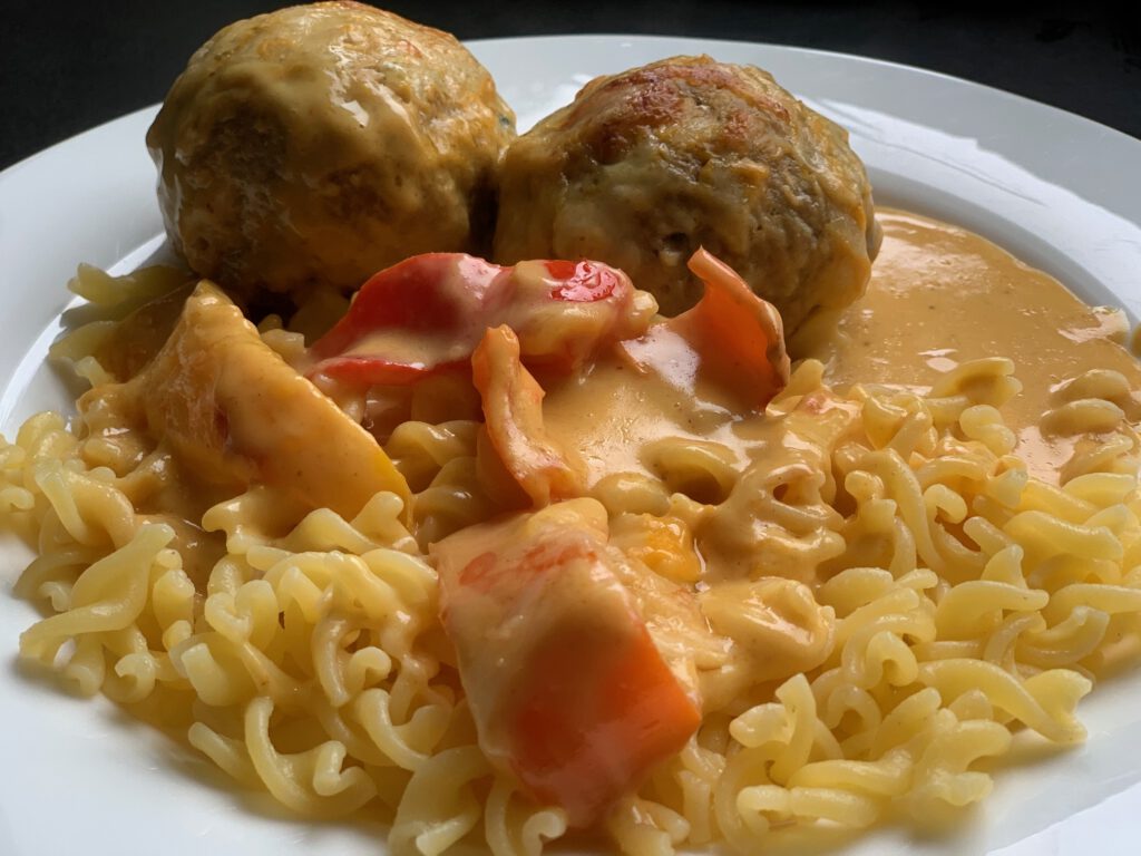 Gemüse-Fleisch-Bällchen in Paprika-Käse-Béchamelsauce – SoiNea