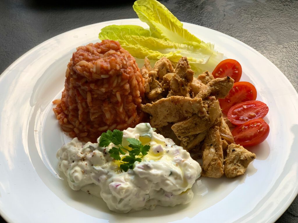 Gyros-Hähnchen mit Tomatenreis und Tsatsiki-Feta-Dip – SoiNea