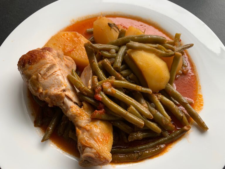 Hähnchen mit grünen Bohnen und Kartoffeln in Tomatensauce – SoiNea